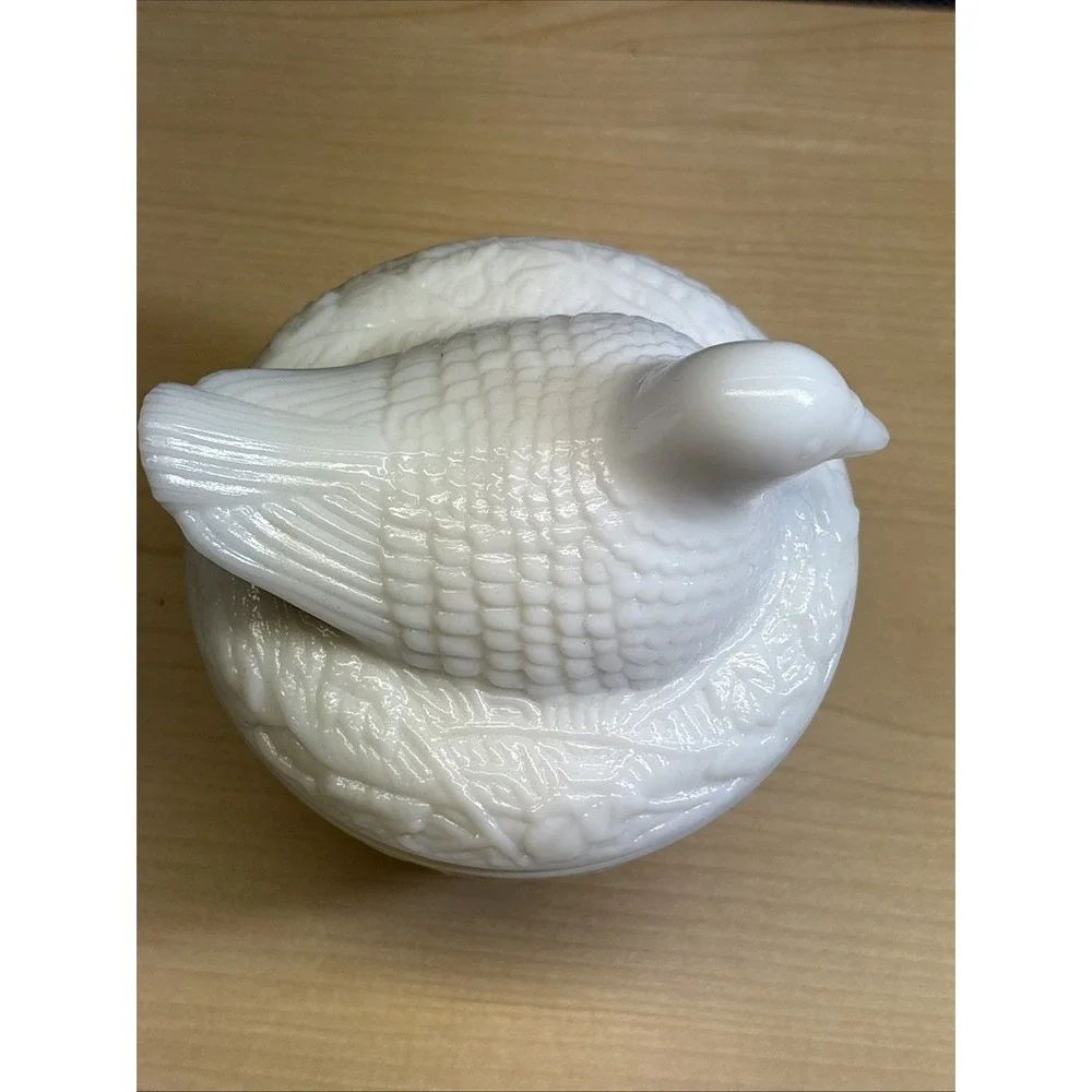 Hen On a Nest Milk Glass Trinket/Candy Covered Dish Vintage Avon 1970's